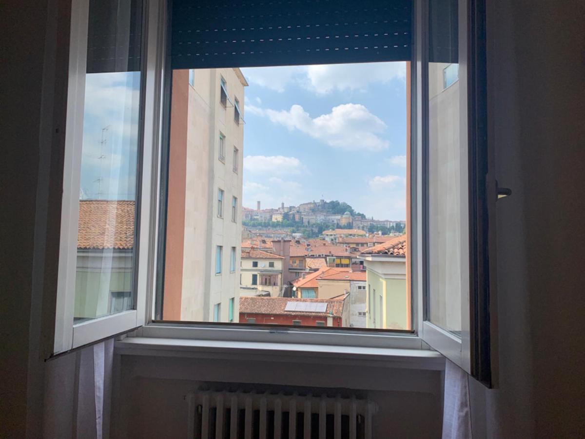Camozzi Central Apartment Bergamo Bagian luar foto