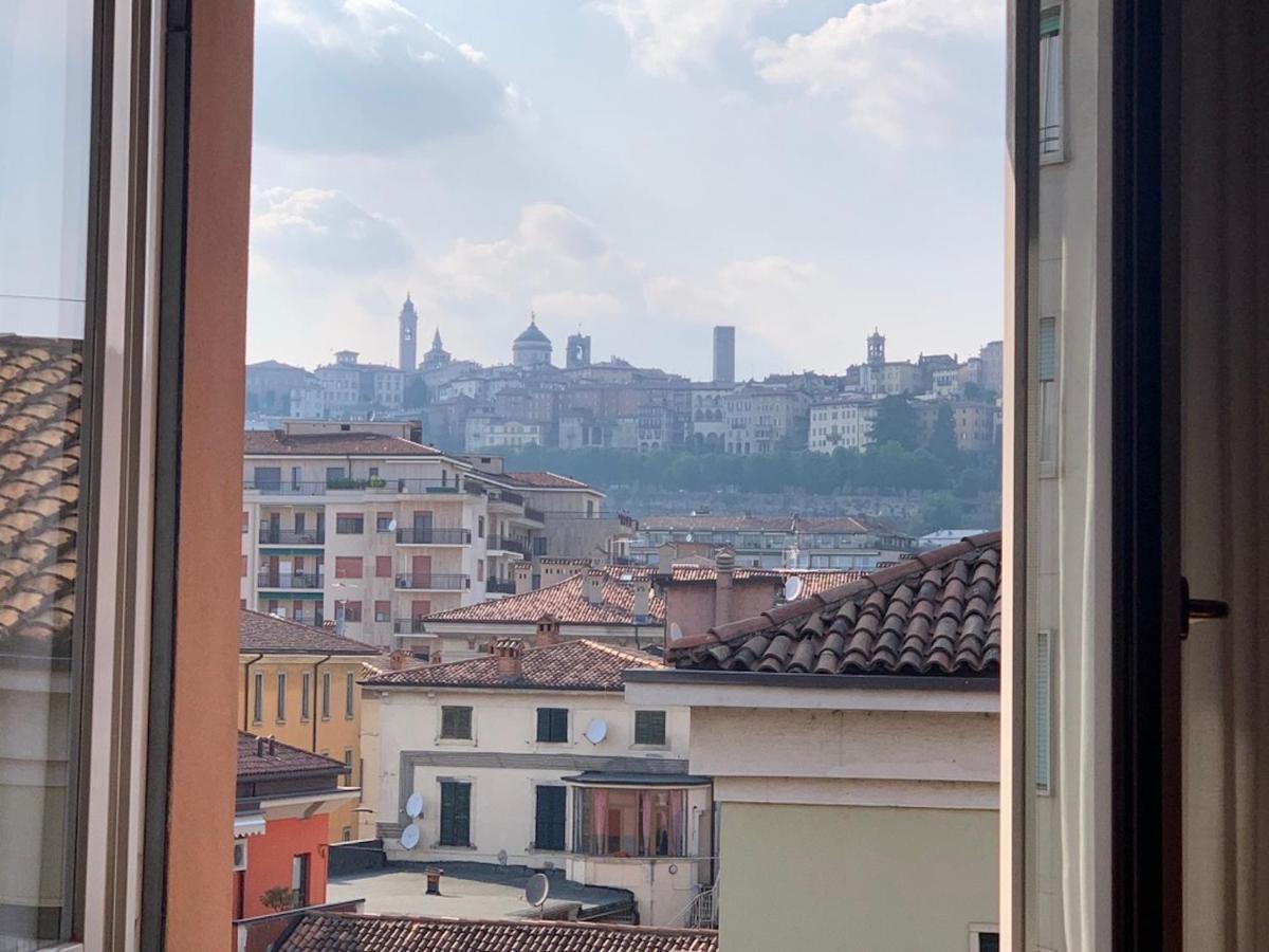 Camozzi Central Apartment Bergamo Bagian luar foto