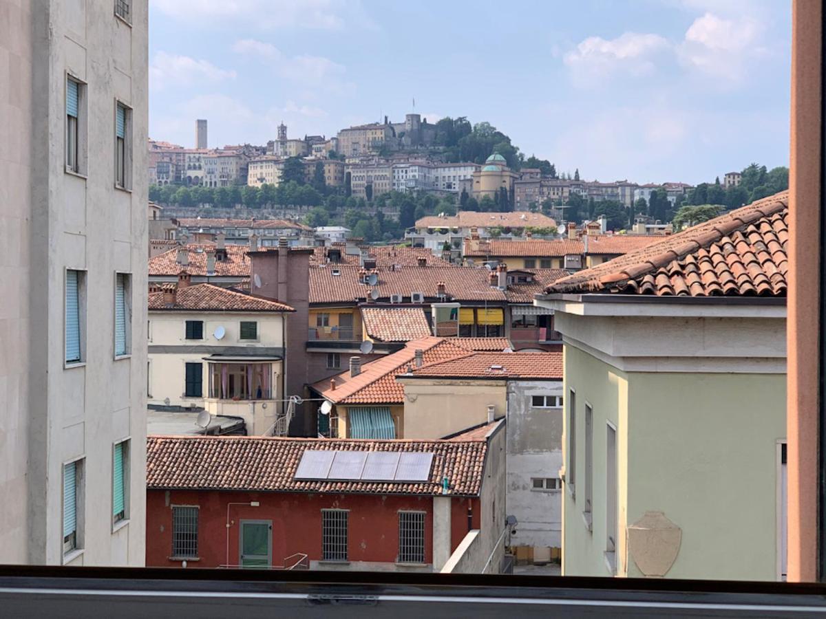 Camozzi Central Apartment Bergamo Bagian luar foto